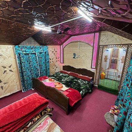 Houseboat Young Balmoral Castle Srīnagar 외부 사진
