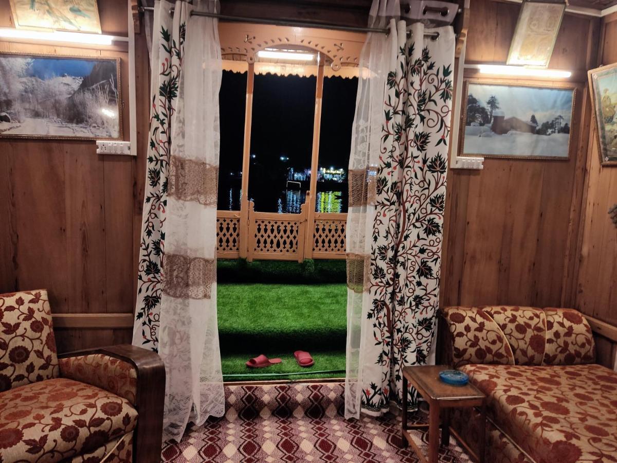 Houseboat Young Balmoral Castle Srīnagar 외부 사진