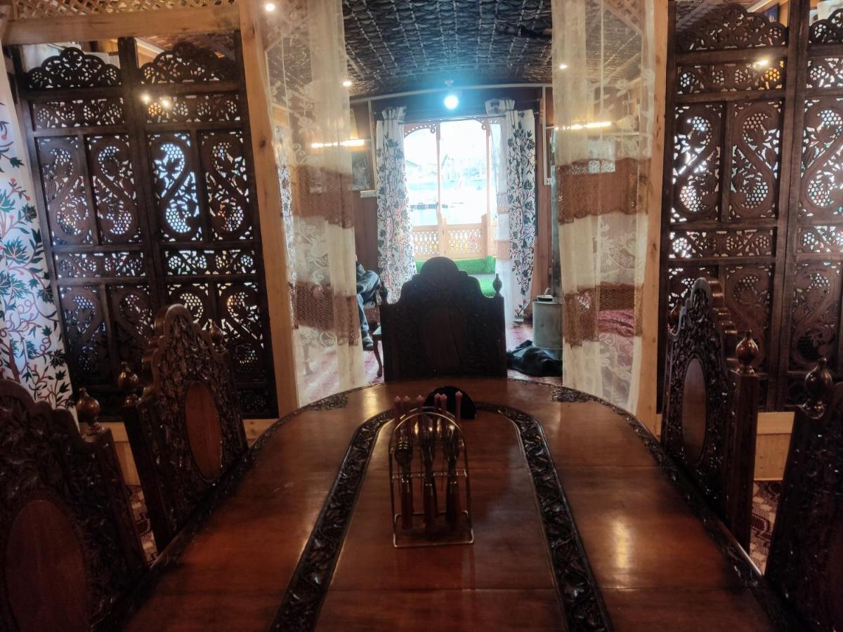 Houseboat Young Balmoral Castle Srīnagar 외부 사진
