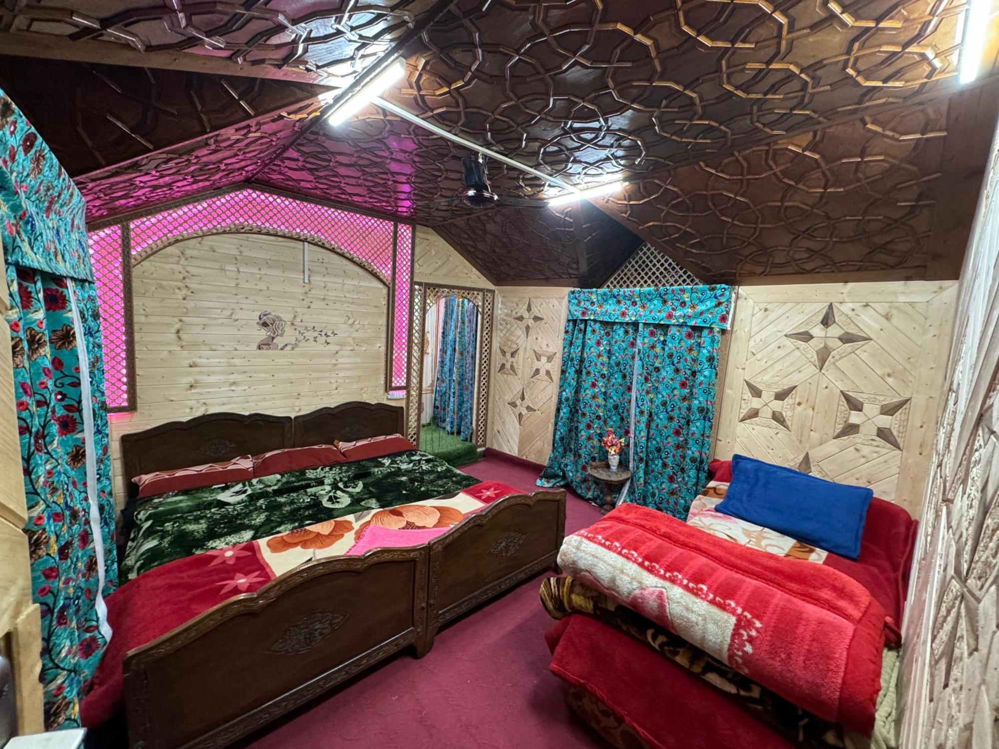 Houseboat Young Balmoral Castle Srīnagar 외부 사진