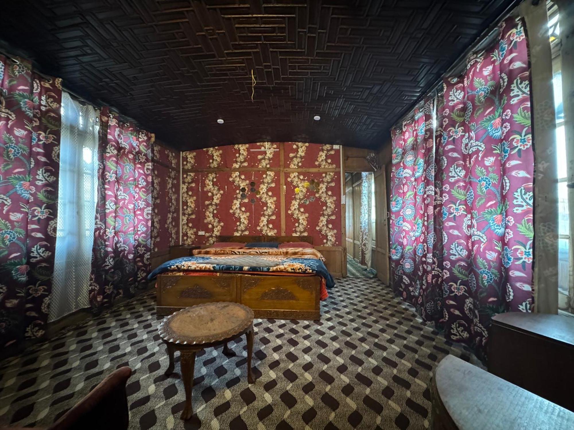 Houseboat Young Balmoral Castle Srīnagar 외부 사진