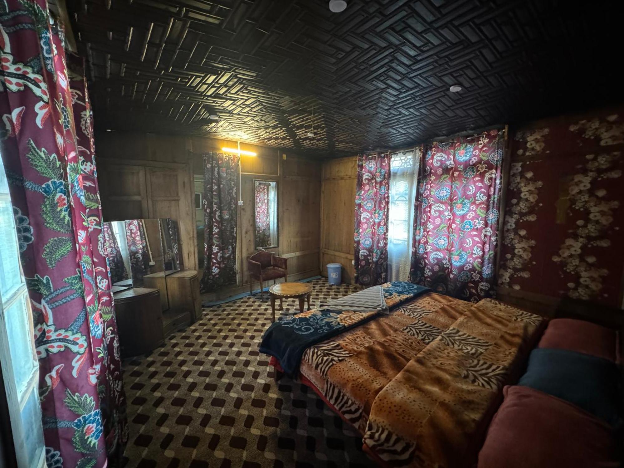Houseboat Young Balmoral Castle Srīnagar 외부 사진