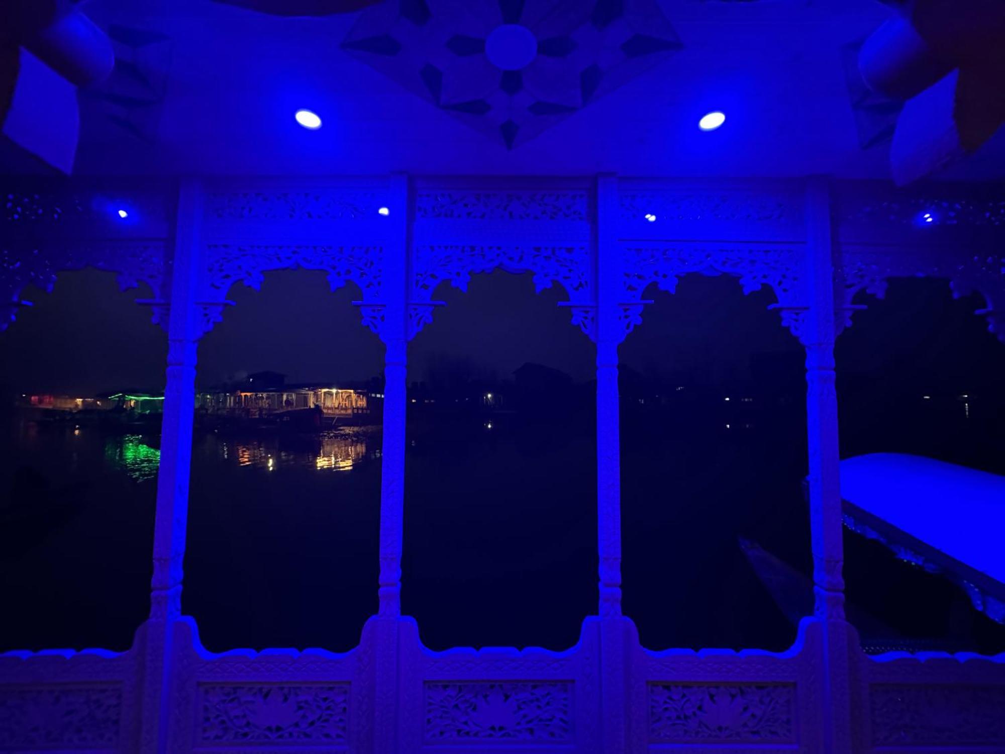 Houseboat Young Balmoral Castle Srīnagar 외부 사진