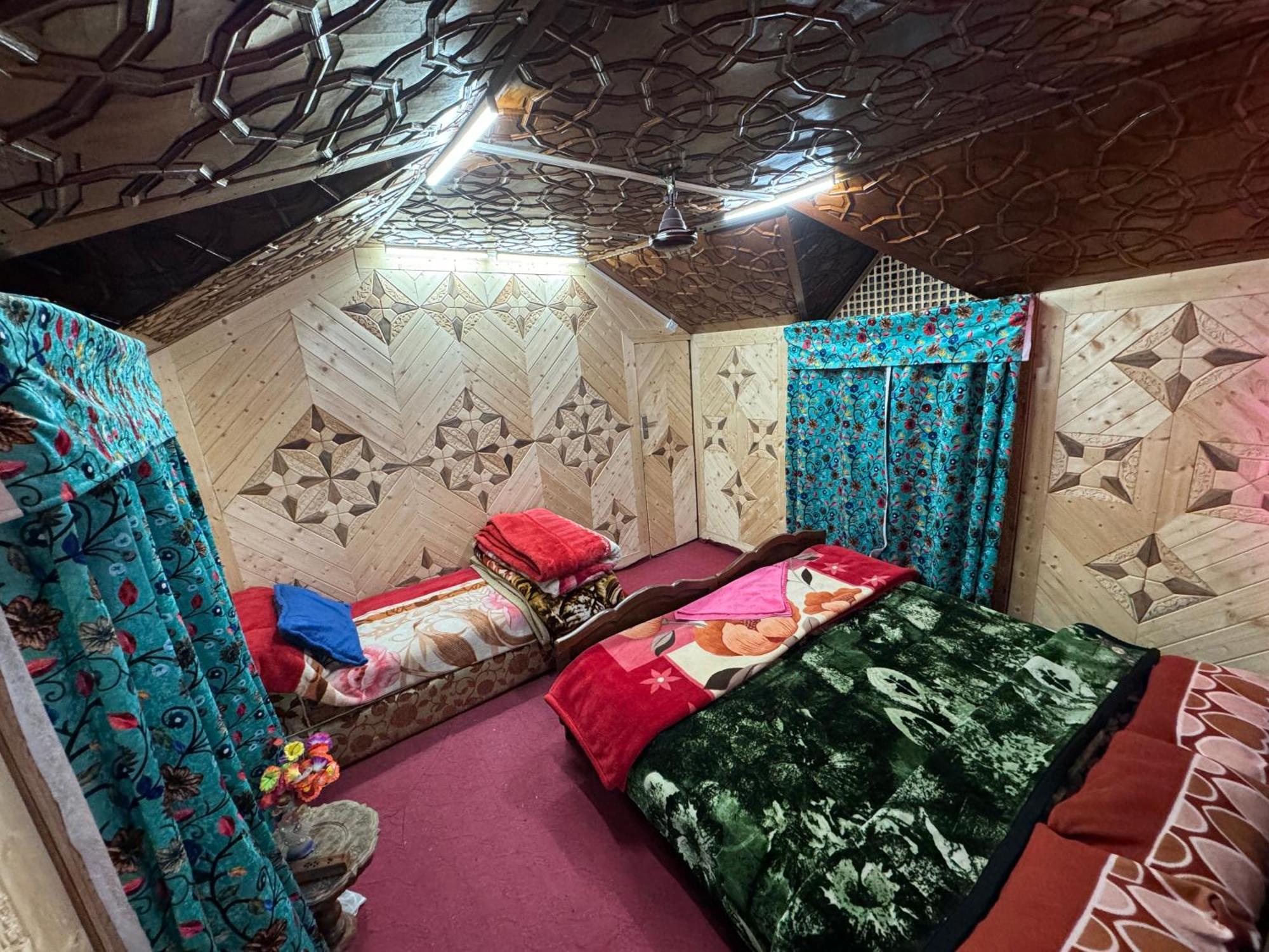 Houseboat Young Balmoral Castle Srīnagar 외부 사진