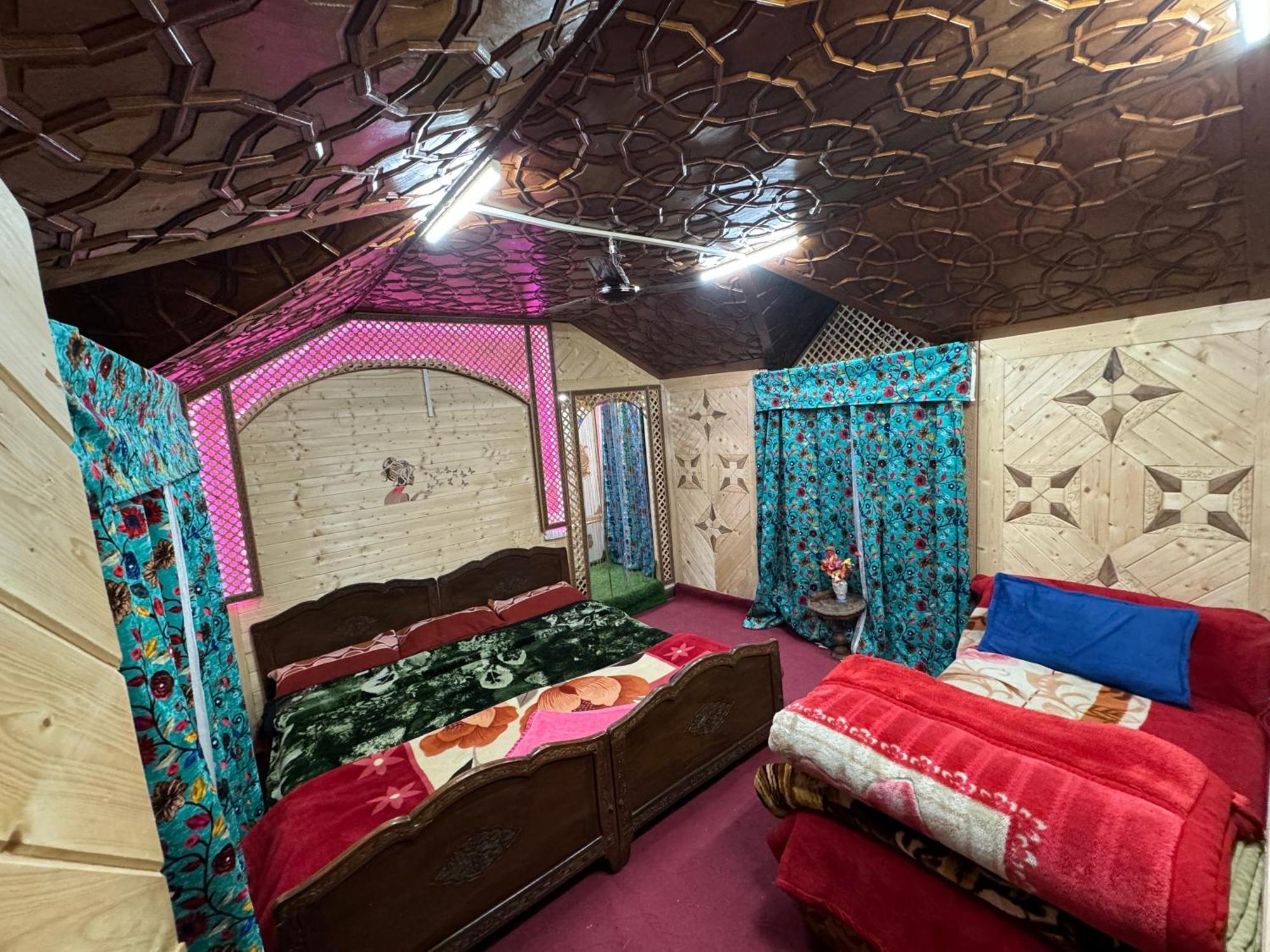 Houseboat Young Balmoral Castle Srīnagar 외부 사진