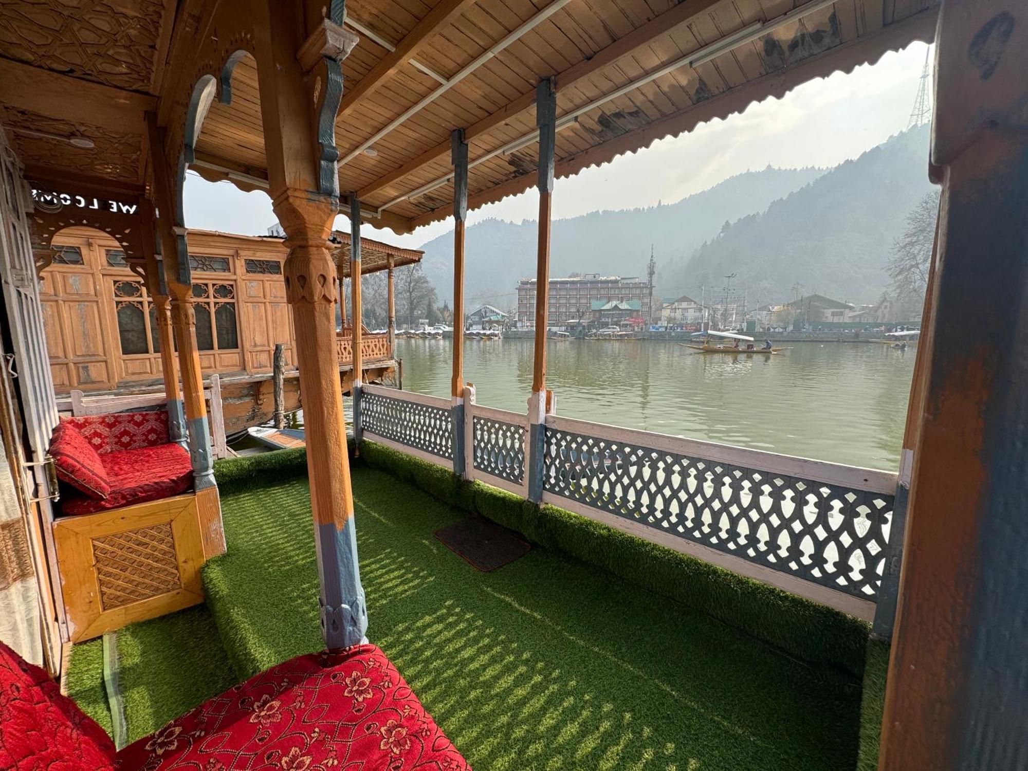 Houseboat Young Balmoral Castle Srīnagar 외부 사진